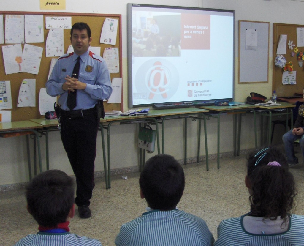 Els mossos s’apropen a les escoles per donar consells.